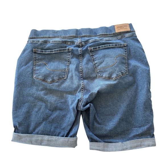 Levi Strauss Slimming Plus Size 20 Bermuda Jean Shorts Pull-on Totally Shaping - Picture 2 of 13
